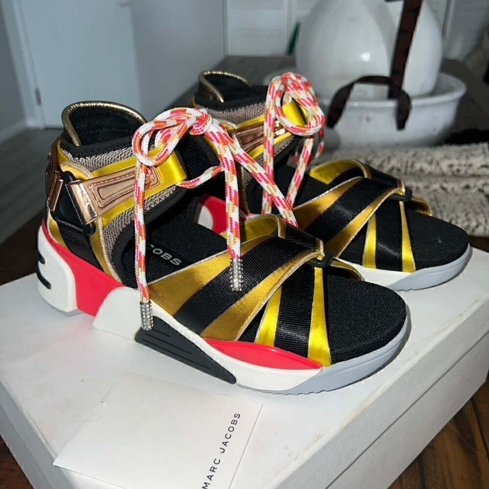 MARC JACOBS Stylish Modern Strappy Sandal In Yellow Multi Colored Size 5 US